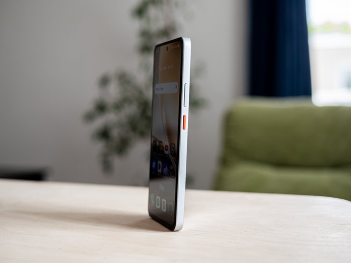realme 14 5G стоит на столе realme 14 5G стоит на столе