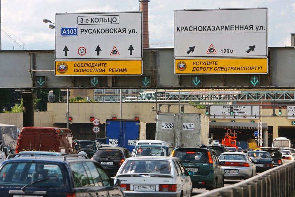 Движение транспорта на одном из участков Лефортовского тоннеля третьего транспортного кольца. Движение транспорта на одном из участков Лефортовского тоннеля третьего транспортного кольца.