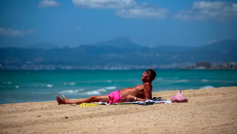 Мужчина на одном из открывшихся пляжей Пальмы-де-Майорка, Испания