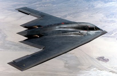 Слева расположено фото X-47B, справа — B-2 Spirit. Фото: wikipedia.org