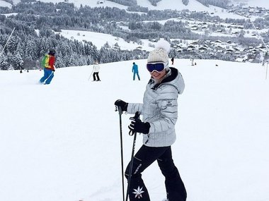 Slide image for gallery: 4690 | Интересно, что Юдашкина впервые попробовала кататься на горных лыжах, хотя наверняка и раньше ездила на зимние курорты в Альпы. «Ну что сказать, первый день прошел просто отлично. Мне безумно понравилось! — поделилась Галина