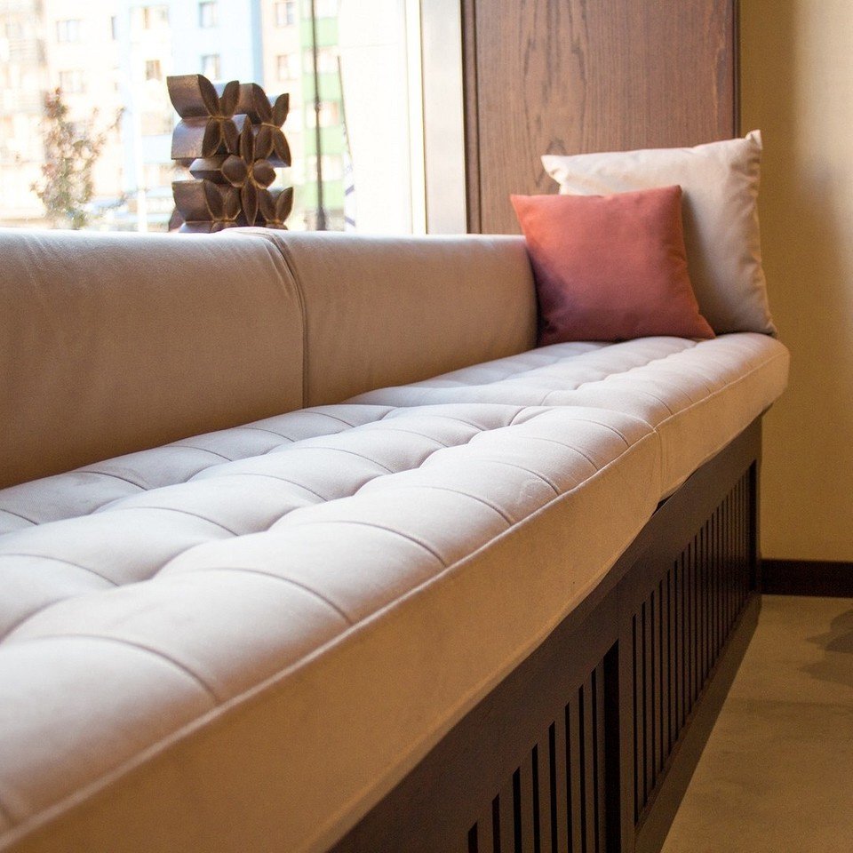 6 советов тем, кто хочет оформить диванчик на подоконнике