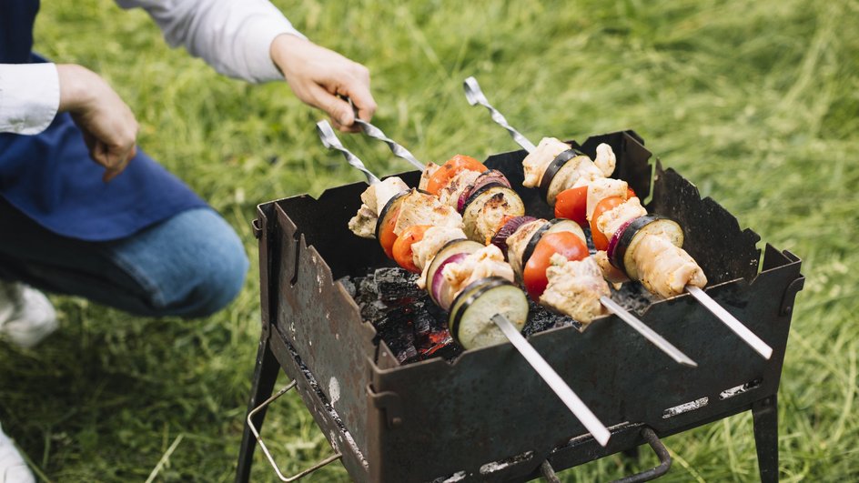 Мужчина жарит мясо на мангале Мужчина жарит мясо на мангале