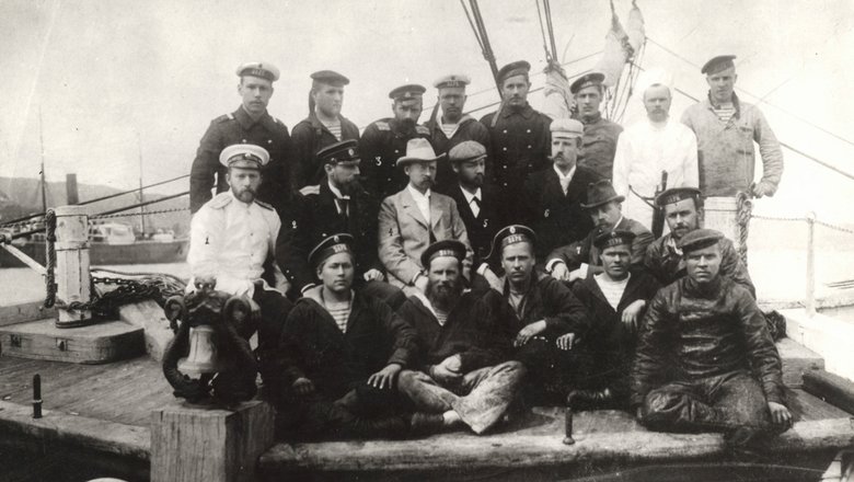 Участники экспедиции на борту шхуны «Заря» Участники экспедиции на борту шхуны «Заря»