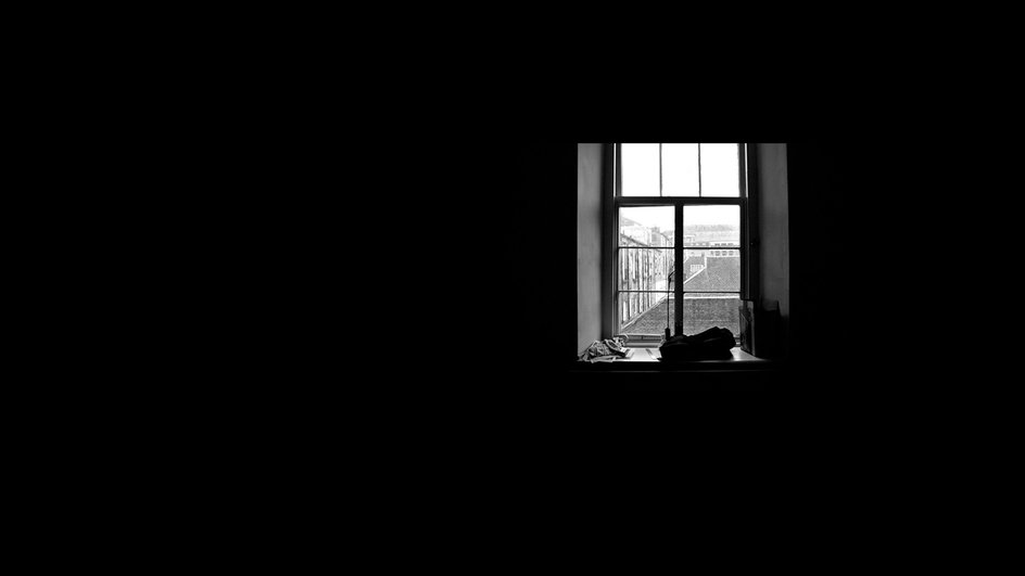 Окно в темной комнате