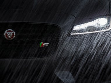 slide image for gallery: 18019 | Jaguar XF V6S AWD Storm Grey