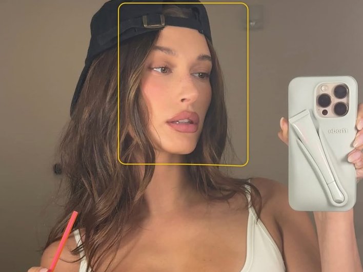 Хейли Бибер фотографируется для соцсетей Хейли Бибер фотографируется для соцсетей