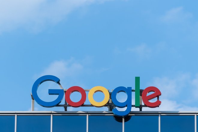 Изображение логотипа Google на одном из зданий компании