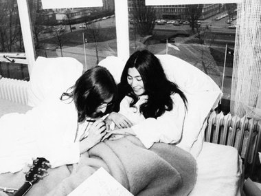 Slide image for gallery: 10113 | Джон Леннон и Йоко Оно. Йоко после первой встречи с Ленноном поняла, что он — ее мужчина, и увела Джона у первой жены. Пара была вместе 14 лет, а разлучила их смерть: Йоко была рядом с мужем до последней минуты.