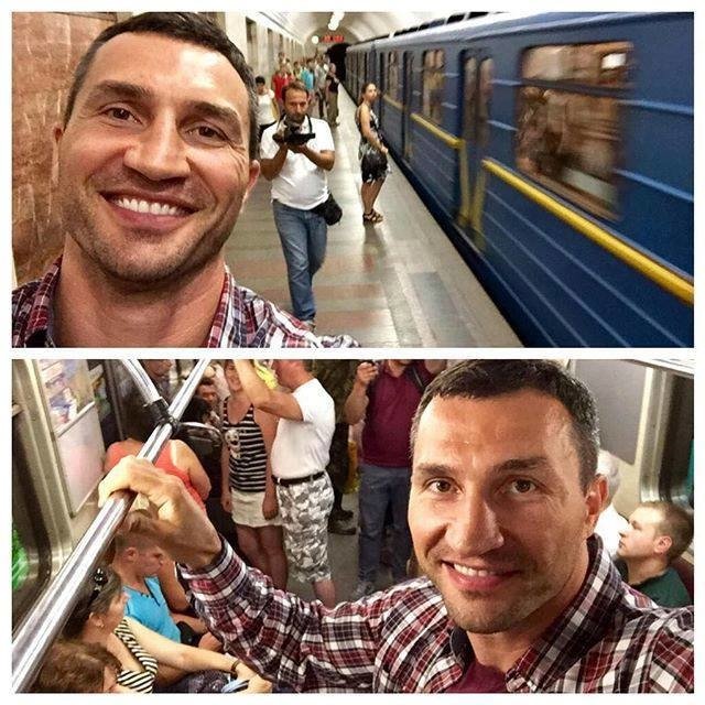 Знаменитый боксер опубликовал селфи из киевского метро
