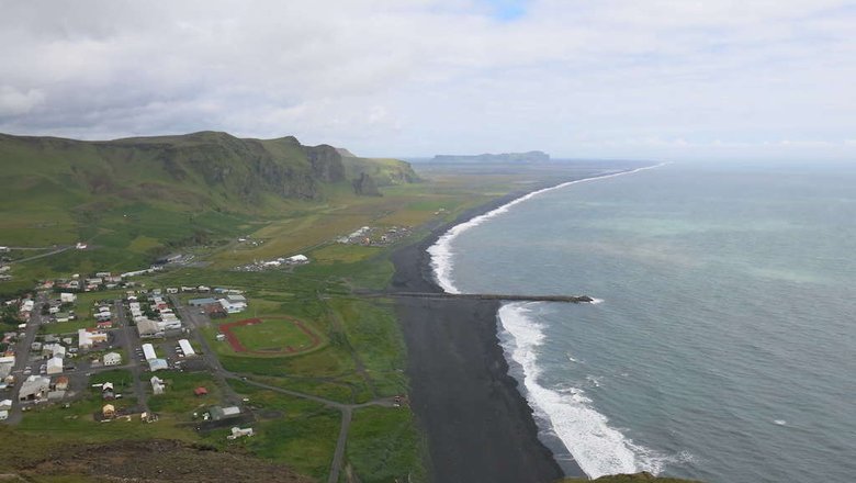 Пляж Вик в Исландии удивляет туристов черным песком и окаменевшими троллями в виде базальтовых колонн.
