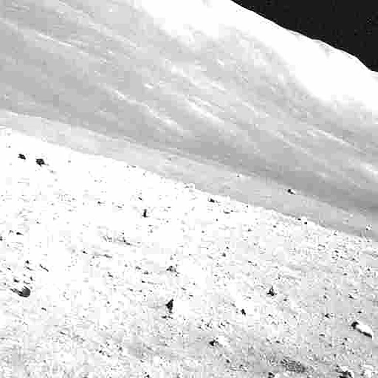 На фотографии, сделанной SLIM 23 апреля 2024 года, показана часть поверхности Луны.