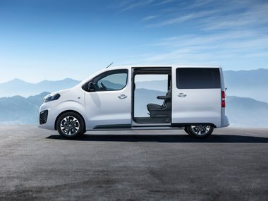 slide image for gallery: 24018 | Opel Zafira Life