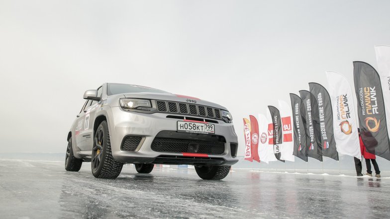 slide image for gallery: 24252 | Jeep Grand Cherokee Track Hawk