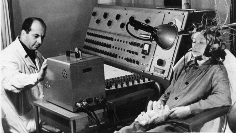 Так выглядела ЭЭГ процедура в 1950-1960 годах Так выглядела ЭЭГ процедура в 1950-1960 годах