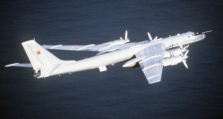 Ту-142 над океаном (1986 год). Фото: wikimedia / U.S. DefenseImagery / общественное достояние