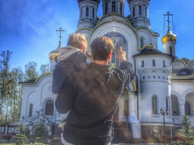 Slide image for gallery: 6317 | Алексей Чадов с маленьким сыном тоже посетил церковь. @alexeychadov