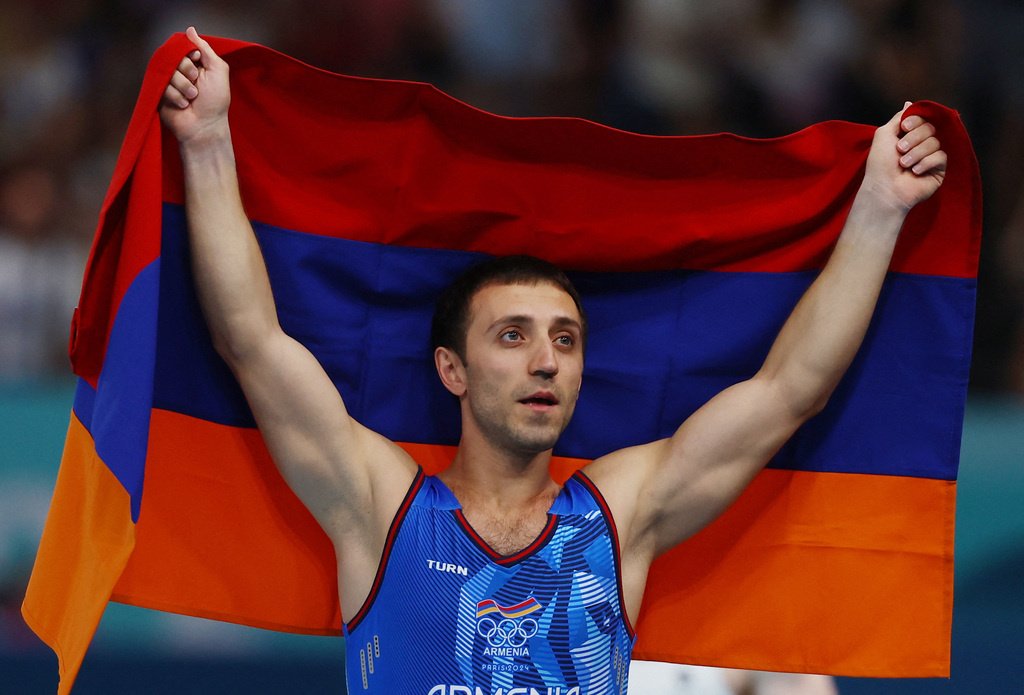 Армянский гимнаст Давтян стал серебряным призером ОИ в опорном прыжке