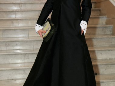 Slide image for gallery: 3452 | Комментарий «Леди Mail.Ru»: Яна Рудковская, которая обычно очень любит короткие юбочки, на этот раз настолько остепенилась, что переборщила — на продюсере было абсолютно «глухое» черное платье с длинными рукавами, которое ук