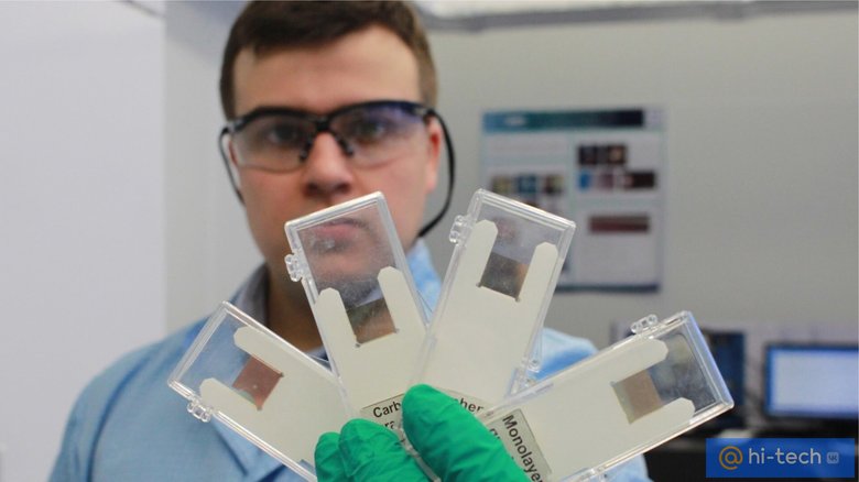 В руке у Юрия Стебунова — образцы микрочипов с напылением оксида графена.