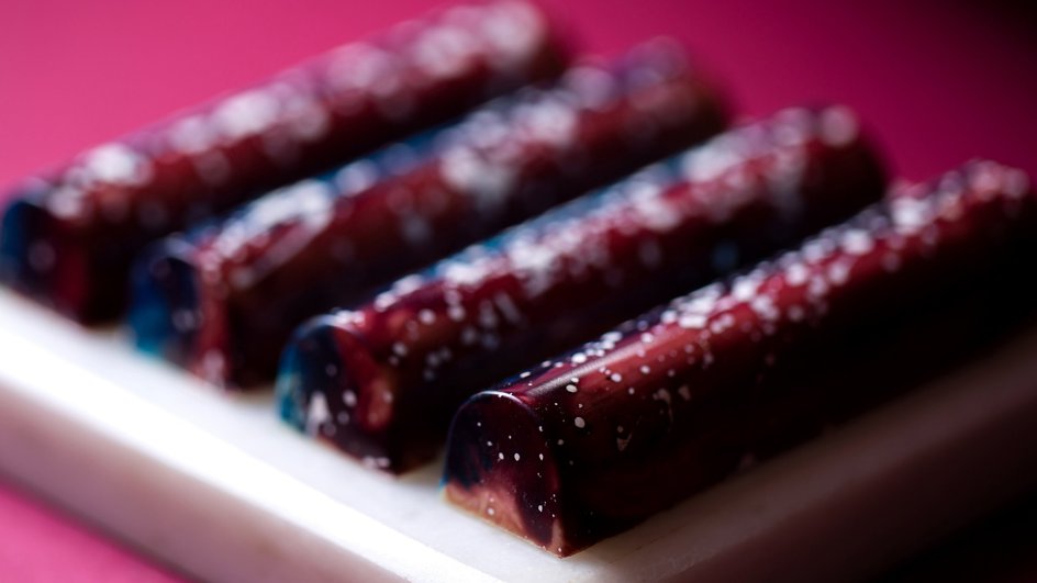 Вкусная натуральная пастила из вишни с пектином в виде брусочков лежит в специальной тарелке для подачи к столу Вкусная натуральная пастила из вишни с пектином в виде брусочков лежит в специальной тарелке для подачи к столу