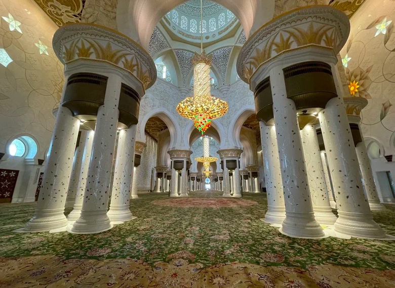 Интерьер мечети шейха Заида