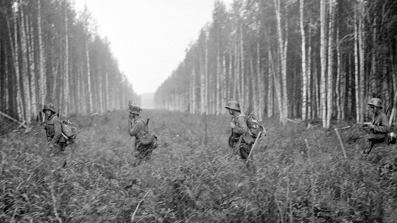 Финские солдаты пересекают границу с СССР в лесном массиве, лето 1941 года