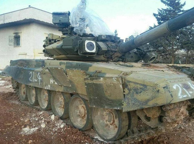 Танк Т-90 после контакта с ракетой TOW. Фото: Reddit / MilitaryPorn