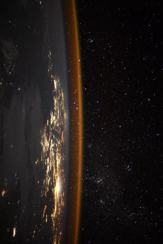 Посмотрите, как мерцает Земля своими огнями на этом фото из космоса. Источник: ESA / NASA