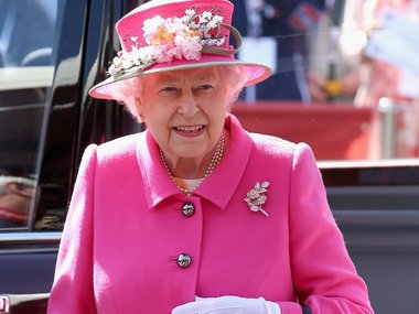 Slide image for gallery: 6298 | Уже второй день подряд Елизавета II появляется в шикарных шляпках с цветами. @legion-media