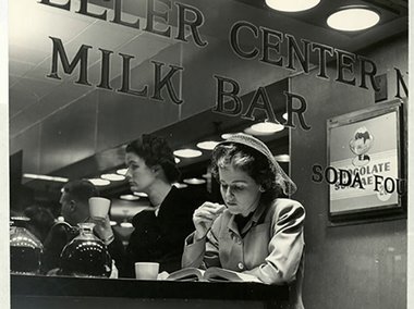 Slide image for gallery: 10886 | Нина Лин, неопубликованный снимок из цикла «Дилемма американской женщины», 1947. Та дилемма, которая вынесена в название одного из лучших фоторепортажей за всю историю LIFE, это выбор, который стоял перед женщинами послевое