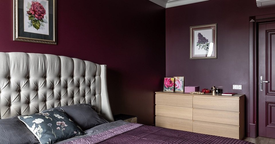 Черная гостиная и бордовая спальня: необычный интерьер таунхауса 150 кв. м