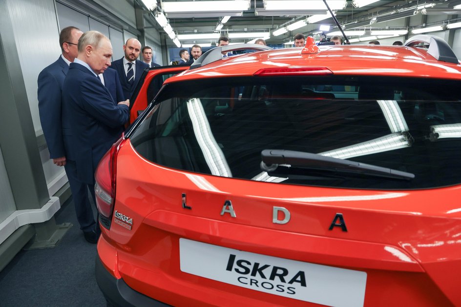 Владимир Путин во время осмотра предсерийного автомобиля Lada Iskra Cross в ходе посещения завода "АвтоВАЗ".