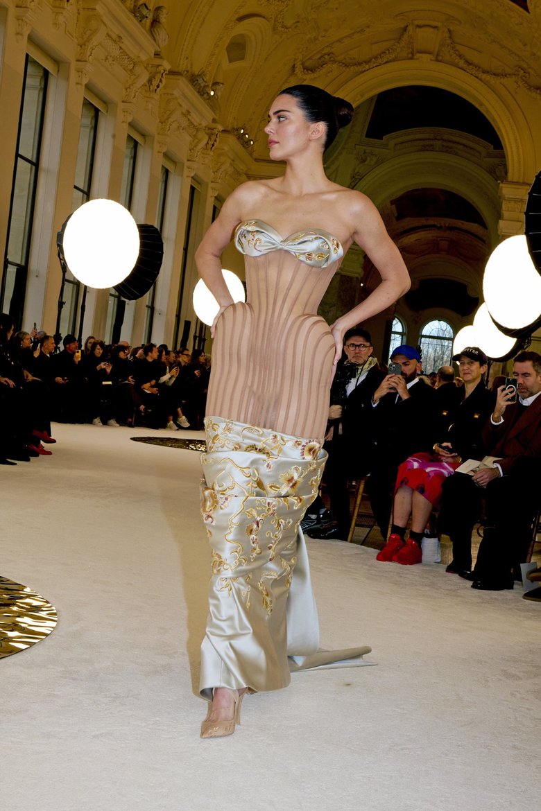 Кендалл Дженнер на показе Schiaparelli Haute Couture весна-лето 2025 Кендалл Дженнер на показе Schiaparelli Haute Couture весна-лето 2025