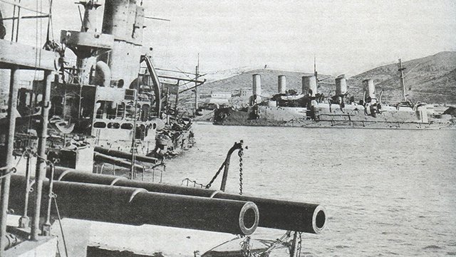 Затопленные русские корабли в гавани Порт-Артура. На переднем плане «Полтава» и «Ретвизан», далее «Победа» и «Паллада». 
