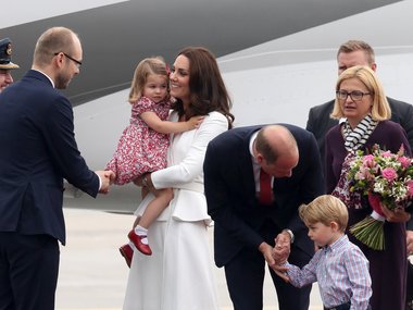 Slide image for gallery: 7327 | Кейт Миддлтон и принц Уильям с детьми прибыли в Польшу