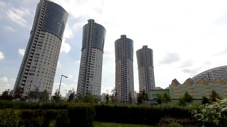 В одном из этих домов находится квартира Анатолия Вассермана. Фото: НТВ