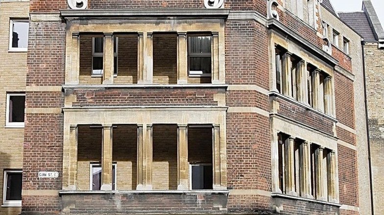 Первым хозяином паба в 1805 году стал Томас Ллойд.

Заведение закрылось в 1908 году, после чего здание стало частью ночлежки для бездомных Providence Row, а в 2006 году из него сделали общежитие для студентов Лондонской школы экономики.