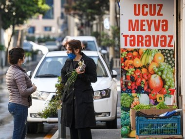 В настоящее время карантинный режим в Азербайджане начинает постепенно смягчаться. Часть ограничений уже отменены. Например, открываются продовольственные рынки и магазины, торгующие канцтоварами, книгами и газетами.