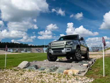 slide image for gallery: 27035 | Land Rover Defender Exterior