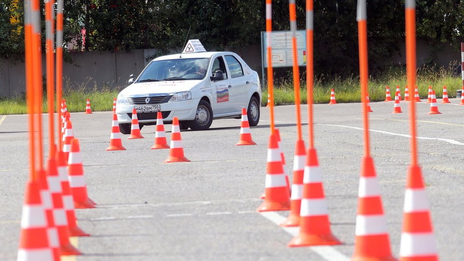 Во время практических занятий в автошколе ДОСААФ