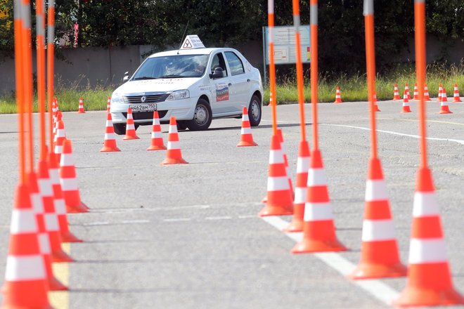 Во время практических занятий в автошколе ДОСААФ