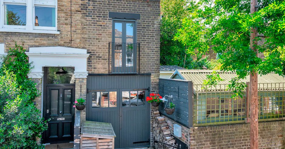 В Лондоне выставлен на продажу дом, который в ширину меньше автобуса, но цена как за большой особняк