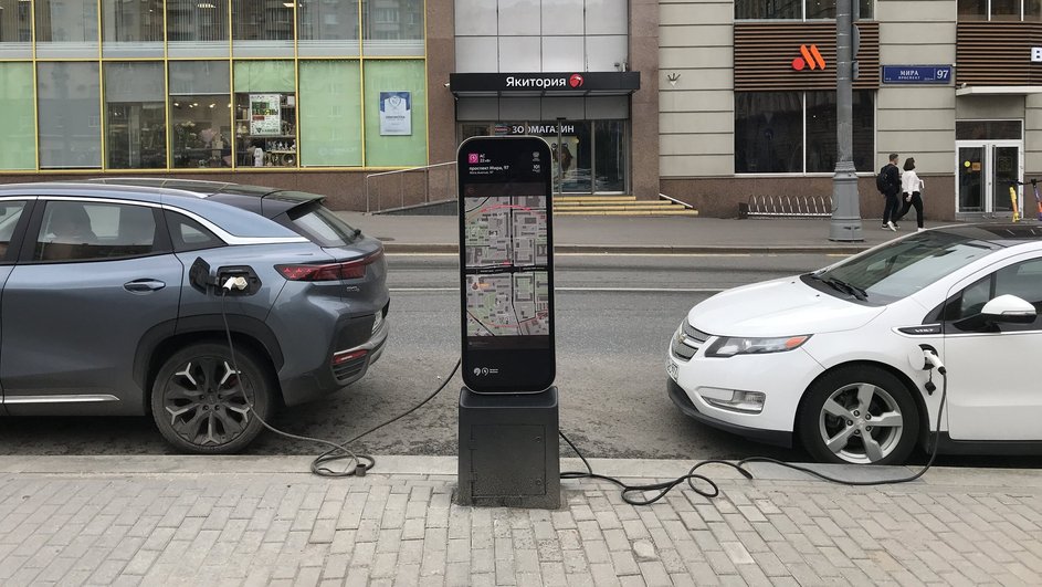 Два электромобиля в Москве заряжаются на общественной зарядке на улице