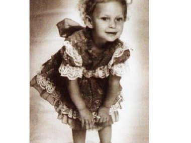 Slide image for gallery: 5704 | Певица Рита Дакота в 90-е была еще совсем маленькой! Но она все равно решила поддержать ностальгический флешмоб