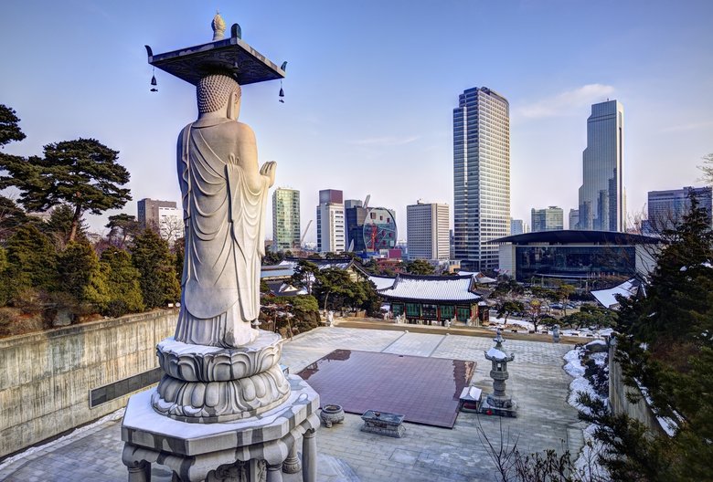 Сеул в районе Кангнам, если смотреть от храма Bongeunsa. Фото: depositphotos