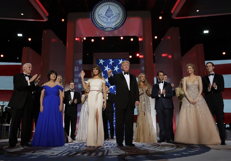 45-й президент США Дональд Трамп с супругой и семьей и вице-президент Майк Пенс с супругой