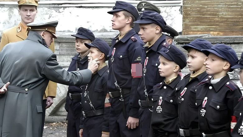 Гитлер подбадривает детей из отряда из гитлерюгенд. Фото © Кадр из фильма «Бункер», режиссёр Оливер Хиршбигель, сценарист Бернд Айхингер и др./ Kinopoisk
Гитлер подбадривает детей из отряда из гитлерюгенд. Фото © Кадр из фильма «Бункер», режиссёр Оливер Хиршбигель, сценарист Бернд Айхингер и др./ Kinopoisk