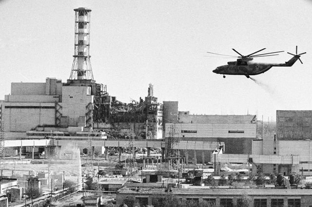 Вертолеты ведут дезактивацию зданий Чернобыльской атомной электростанции после аварии. © / Игорь Костин /	РИА Новости
