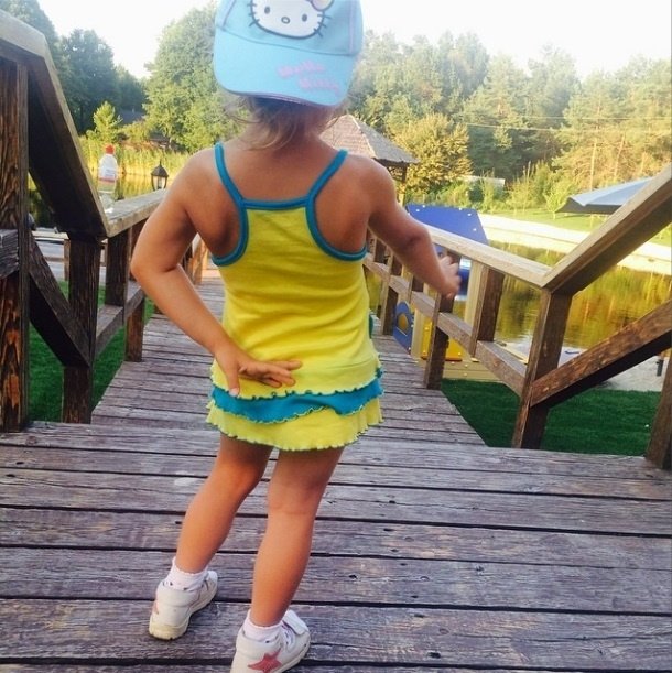 Младшую дочь Полякова нарядила в патриотическое платьице